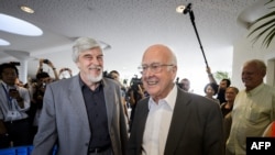 1960-njy ýyllarda Higgs bozony baradaky teoriýany öňe süren britaniýaly alym Piter Higgs (sagda) ýadro barlaglary boýunça Ýewropa guramasynyň ylmy merkezinde. Ženewa, 4-nji iýul, 2012.