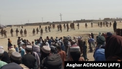 Ооганстандан качкан адамдар Пакистан менен чек арада