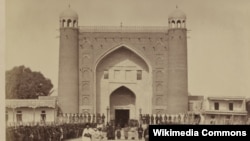 Ворота ханского дворца в городе Коканд. Вид снаружи - солдаты армии кокандского хана стоят перед входом. Конец XIX века 
