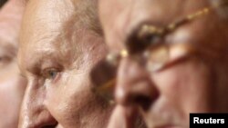 Бывшие президенты Украины Леонид Кучма (слева) и Леонид Кравчук слушают выступление Виктора Януковича.