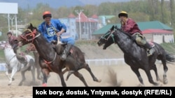 "Ынтымак" командасынын улакчысы Нуржан Мелисбек уулу (көк кийимчен).