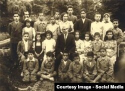 Cabbar Bağçaban İranda tələbələri ilə birgə.