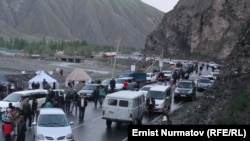 Жолдо 200гө чукул унаа токтоп турат.