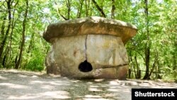 Українці Кубані називали дольмени «чортовими» або «дідовими» хатами