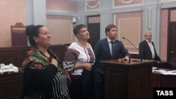 Адвокат Ілля Новіков, народний депутат України Надія Савченко і тітка Станіслава Клиха на засіданні Верховного суду Росії в Москві, 26 жовтня 2016 року