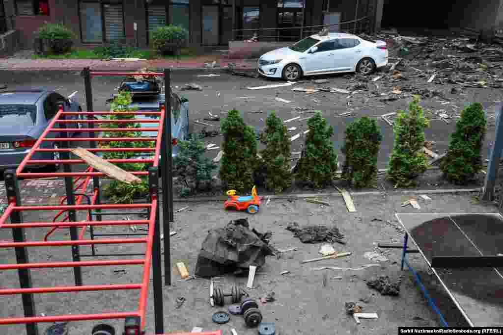 Біля будинку зрозташований дитячий майданчик, який також був пошкоджений