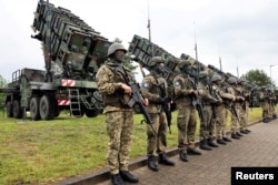 Солдати під час візиту президента України Володимира Зеленського на військовий полігон, де тривало навчання українських солдатів на ЗРК «Patriot» у нерозголошеному місці в Німеччині, 11 червня 2024 року