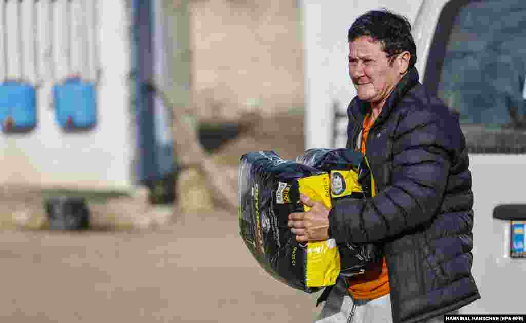 Крім збору грошей і розповсюдження інформації через соціальні мережі, Ганна використовує свої навички, щоб доставляти важкі мішки з їжею до місць годівлі безпритульних тварин