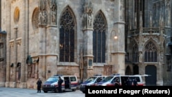 پولیس ویانا برای بازداشت افراد مظنون مسلح که در شش جای مختلف شهر حمله کرده‌اند تلاش می‌کند