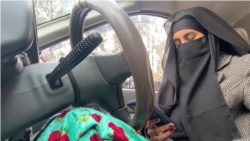 با ثنا خان نخستین تکسی‌ران زن در پشاور آشنا شوید
