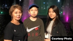 Жубайы Раушан уул-кызы Айсэнем, Алтай менен.