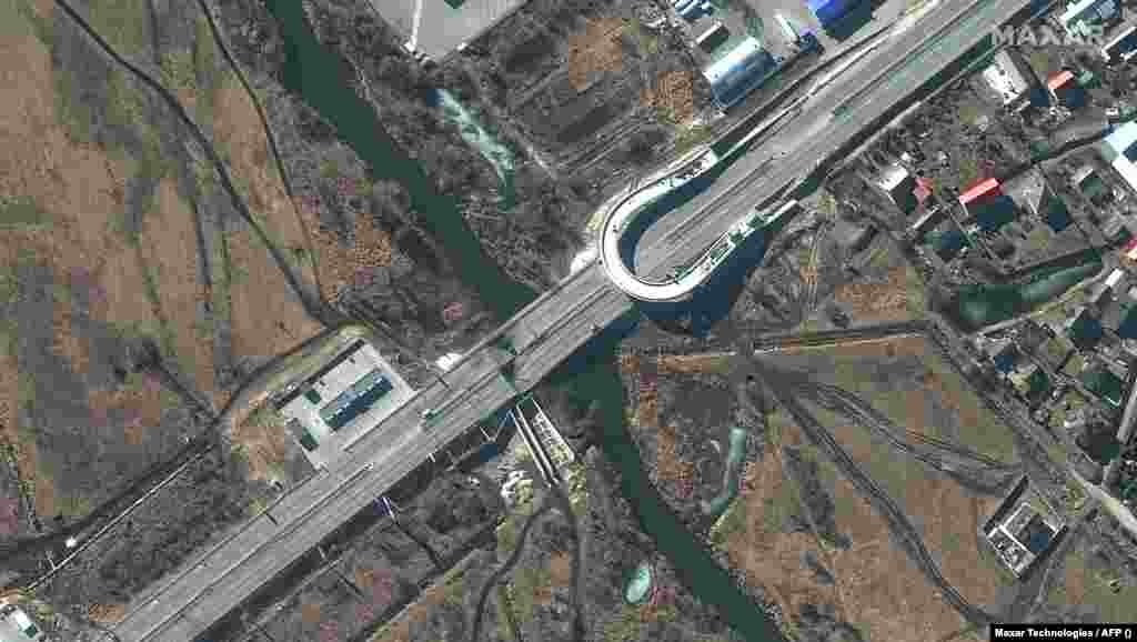 Kiýewiň günbataryndaky Stoýanka sebitinde weýran edilen köpri. 28-nji fewral