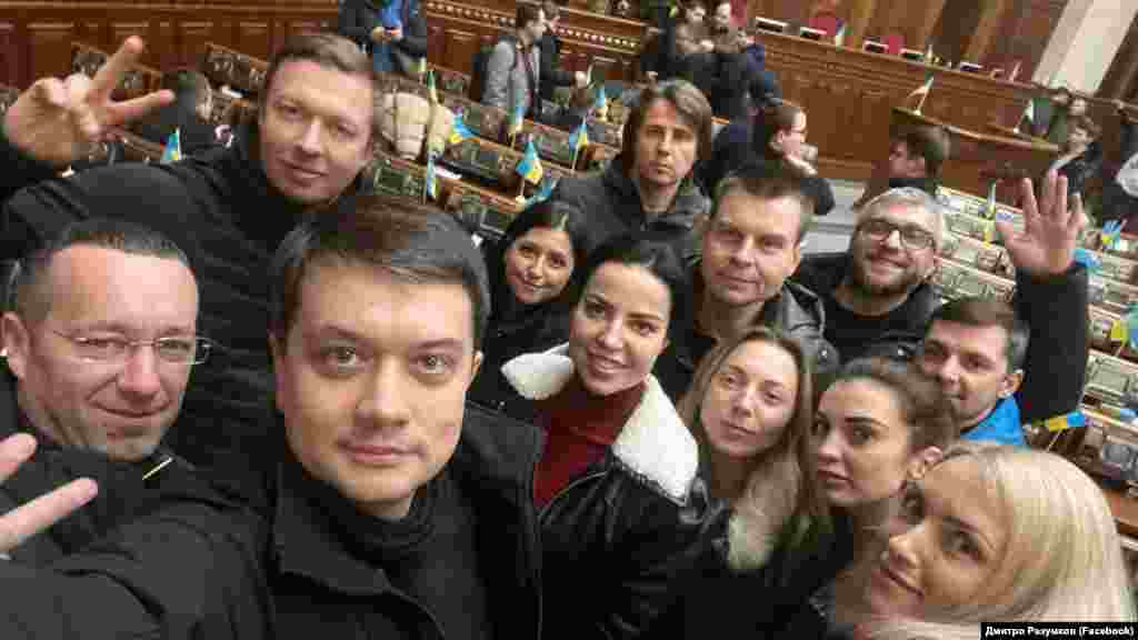 На фото &ndash; представники міжфракційного об&#39;єднання &laquo;Розумна політика&raquo; разом з очільником&nbsp; ексспікером Верховної Ради Дмитром Разумковим. Засідання Верховної Ради розпочали з виконання державного гімну.&nbsp; Дехто з депутатів написав про те, що сьогодні він для них &laquo;лунав по-особливому&raquo;.