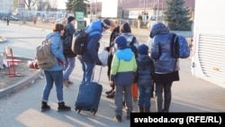 Украинадан эвакуация болуп жаткан жарандар. Украина-Польша чек арасы. 