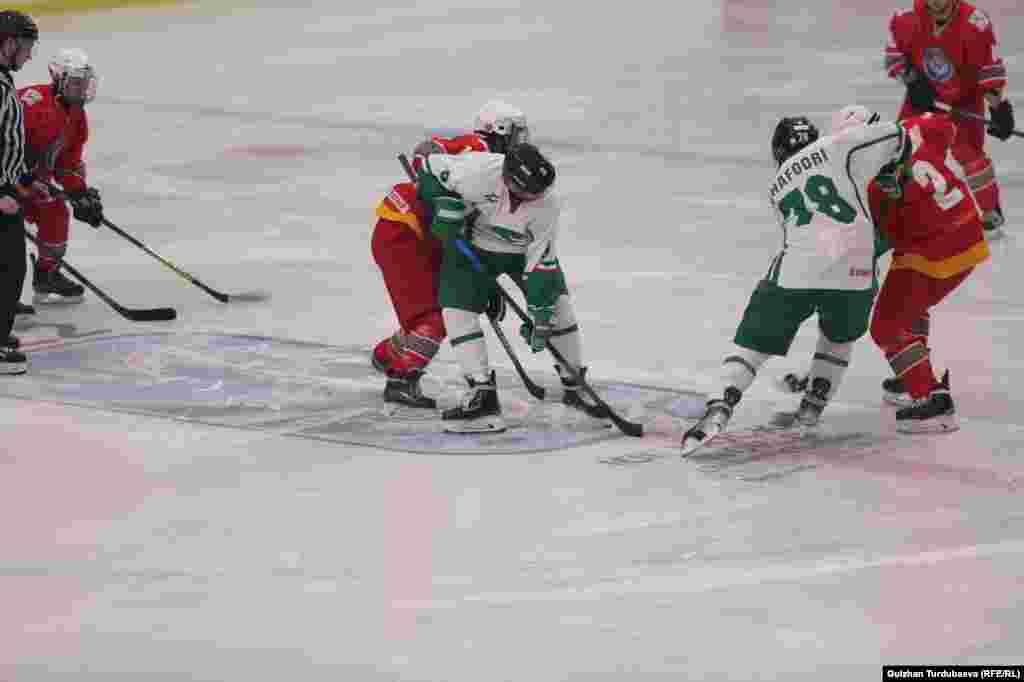 ​2-турда Кыргызстан менен Ирандын хоккейчилери беттешти. Оюн кыргыз хоккейчилеринин пайдасына, 13:1 эсеби менен аяктады.