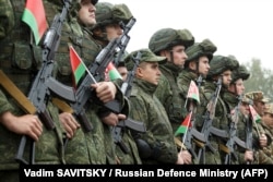 На фото, зробленому пресслужбою Міноборони Росії, білоруські військовослужбовці на відкритті навчань «Захід-2021»