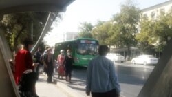 COVID-19: Daşarda galan raýatlaryň ýene bir tapgyry getirildi, öňüni alyş çäreleri berjaý edilmezden ‘ýasama’ reportažlar düşürilýär