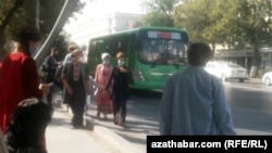 Автобусная остановка в Ашхабаде, ноябрь, 2020