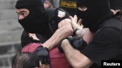 Паліцыя затрымлівае дэманстранта