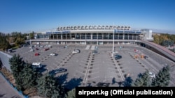 "Манас" аэропортунун автоунаа токтотуучу жайы.