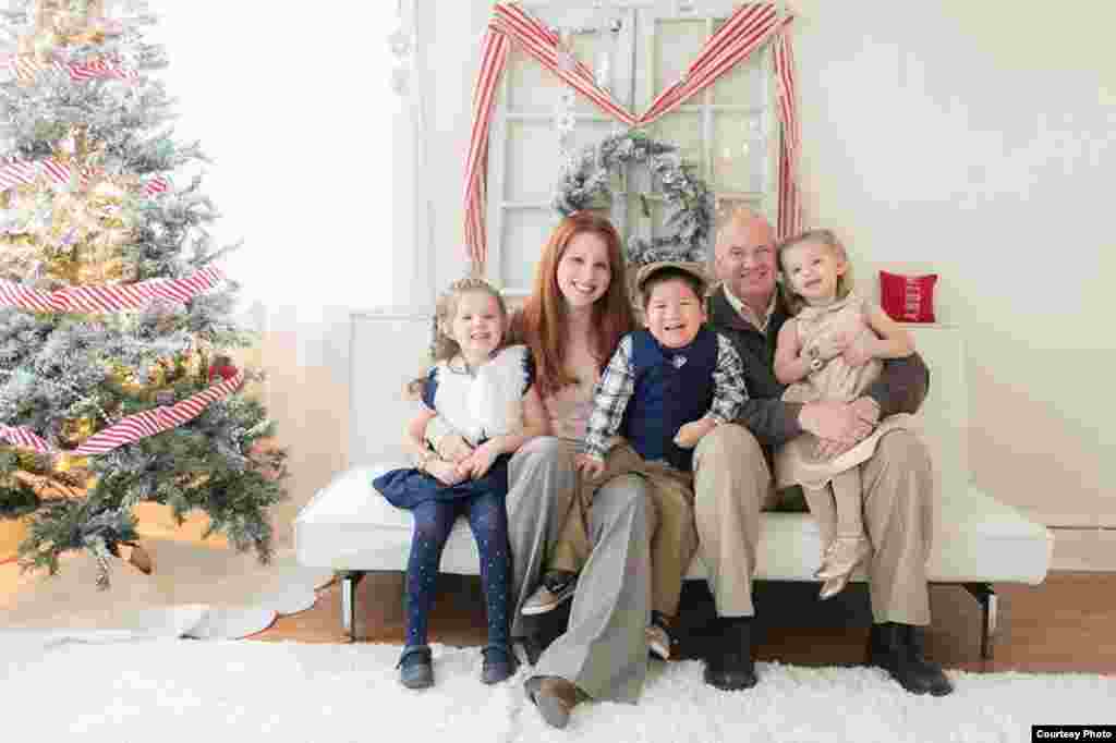 Новая мама Азамата Габриэлла рассказывает, что Азамат очень умный и ласковый мальчик. &quot;Мы любим народ и землю Азамата&quot;, - говорит она. Сам Азамат очень любит своих сестричек - Эмерсон и Грейсон.&nbsp;