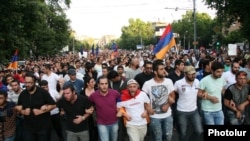 Єреван. Тисячі людей протестують проти підвищення тарифу на електроенергію, 22 червня 2015 року