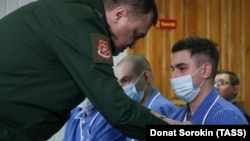 Рустам Миннекаев (солдо) аскердик госпиталда сыйлык тапшыруу учурунда. 