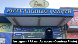 Айхал Аммосов (Иван Иванов) согушка каршы пикет өткөрүп жаткан учур. Якутск 