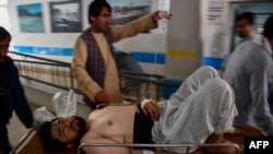 عکس: یکی از مجروحین انفجار در مسجد شهر مزار شریف٬ ولایت بلخ 