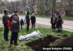 Похорон місцевого жителя на одній з вулиць Маріуполя, квітень 2022 року
