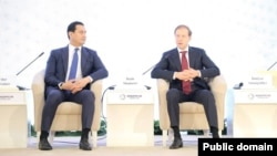 Министр инвестиций и внешней торговли Узбекистана Сардор Умурзаков и министр промышленности и торговли России Денис Мантуров. Ташкент, 25-27 апреля 2022 года.
