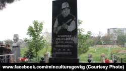 Элмирбек Иманалиевдин эстелиги.