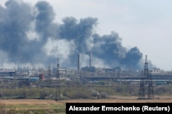 Російська авіація постійно бомбардує «Азовсталь»