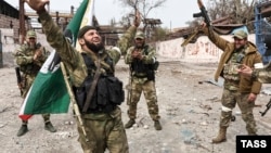 Российские военные из чеченского батальона «Ахмат» в украинском Мариуполе, 17 апреля 2022 года