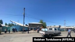 Жол боюнда кызыл сызыктан сыртка чыгып кеткен имараттарды бузуу 23-апрелде башталды. 