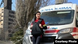 Світлана Клос біля машини швидкої допомоги