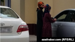Illýustrasiýa suraty. Taksi gepleşýän aýallar. Aprel, 2022 ý. Aşgabat. Türkmenistan.
