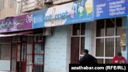 Aşgabatdaky az sanly internet kafelerinden biri. Fewral, 2012.