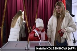 Галасаваньне на адным з выбарчых участкаў у Менску