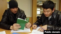 Орус тилинен экзамен тапшырып жаткан мигранттар. Архив.