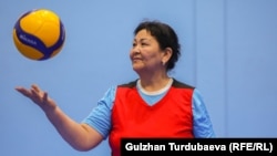 Максаткан Жайчибекова жумасына үч жолу 10-15 чакырым жолду басып машыгууга Бишкекке келип турат. Жолдун алыстыгы анын волейбол ойнойм деген каалоосуна жолтоо боло алган жок.