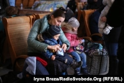 «Якщо є ситуація, коли є двоє дорослих батьків, які, наприклад, з дітьми переїхали на Івано-Франківщину, нам потрібно, щоб такі люди, врешті-решт не законсервувалися в стані втрати ґрунту, землі під ногами від переїзду», – зазначає Дарія Марчак