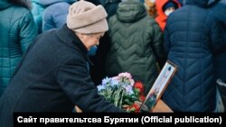 Украинада курман болгон орус аскери менен коштошуу зыйнаты. Бурятия. 6-март, 2022-жыл. 
