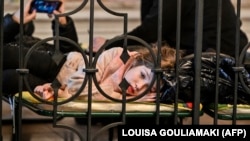 Біженці з України на залізничному вокзалі в Кракові, 6 березня 2022 року