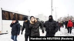 بازداشت یک معترض از سوی پولیس روسیه