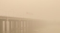 Balkanda tozanly ýel turdy. Jaýlaryň üçeklerindäki örtükler gopdy, üç ýol hadysasy boldy