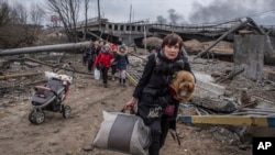 غیرنظامیان با استفاده از آتش‌بس اوکراین را ترک می‌کنند