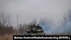 Двоє танкістів, один з яких російський офіцер-командир взводу, вирішили здатися, вказують у штабі ООС