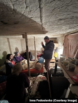 Підвальне приміщення, у якому сім'я Інни та працівники господарства ховалися від обстрілів