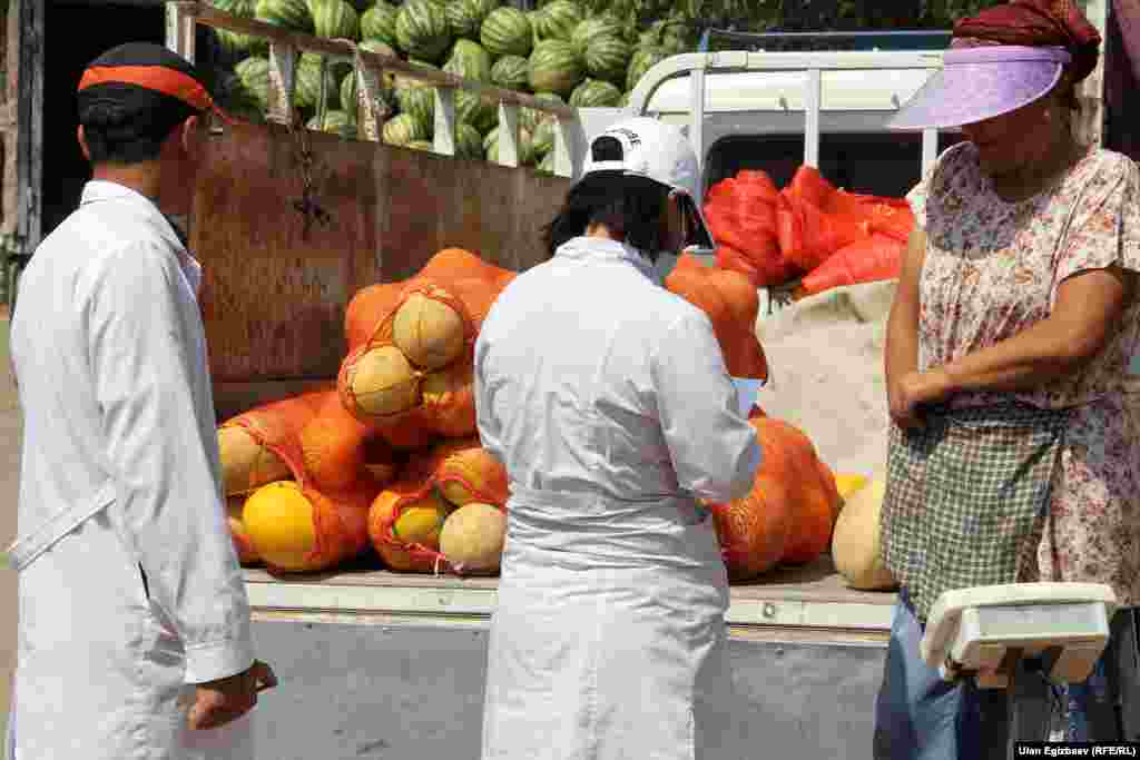 Дарбыздан уулангандар көп болгондуктан врачтар маал-маалы менен жемиштердин сапатын текшерип турушат.